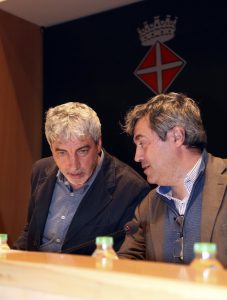 L'alcalde de Blanes Miquel Lupiáñez (esquerra) en un dels plens de l'Ajuntament. El Punt Avui/ Quim Puig