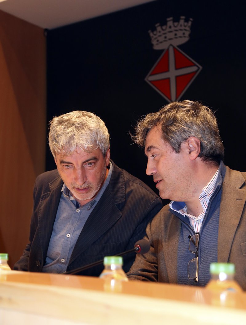 L'alcalde de Blanes Miquel Lupiáñz (esquerra) en un dels plens de l'Ajuntament. El Punt Avui/ Quim Puig