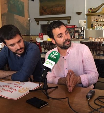 Moment de l'entrevista amb els senadors d'ERC Joaquim Ayats (dreta) i Bernat Picornell (esquerra). RP