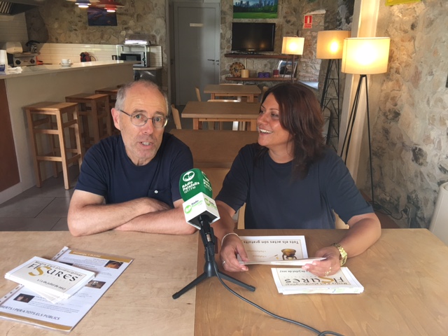 El coordinador de cultura, Antoni Selvaggi (esquerra) i la regidora de Cultura, Rosa Garcia (dreta), en la presentació del Fisures. RP