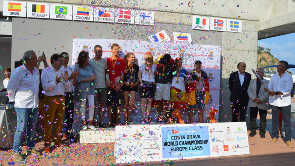 Els tres primers classificats en les dues categories d'homes i dones, acompanyats de les diferents autoritats institucionals i esportives. (Ajuntament de Blanes)