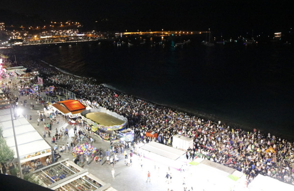 Pla general de la platja plena de persones per veure els focs de Blanes (Ajuntament de Blanes)