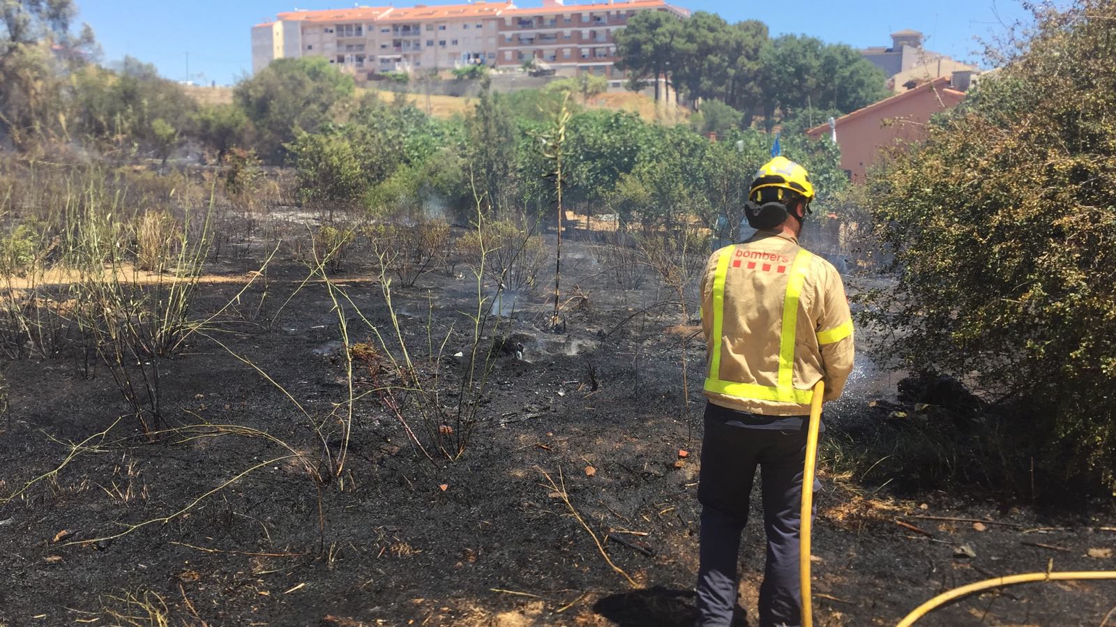 Els bombers treballant en l'extinció del foc de Can Jordà. RP