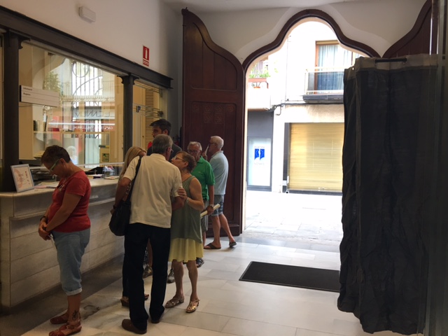 Cues per votar en la consulta de Malgrat sobre l'àrea comercial. RP