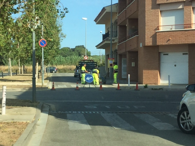 Operaris pintant un pas de vianants a la rambla Les Ferreries