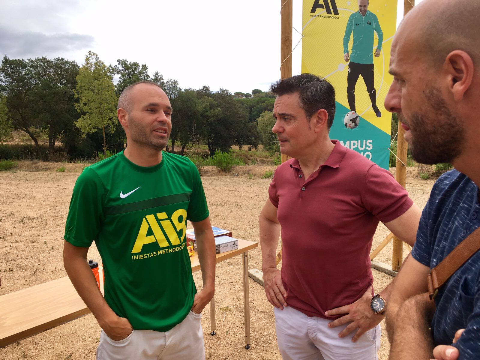 El futbolista Andrés Iniesta (FCB) amb l'alcalde de Tordera Joan Carles Garcia (Ajuntament de Tordera)