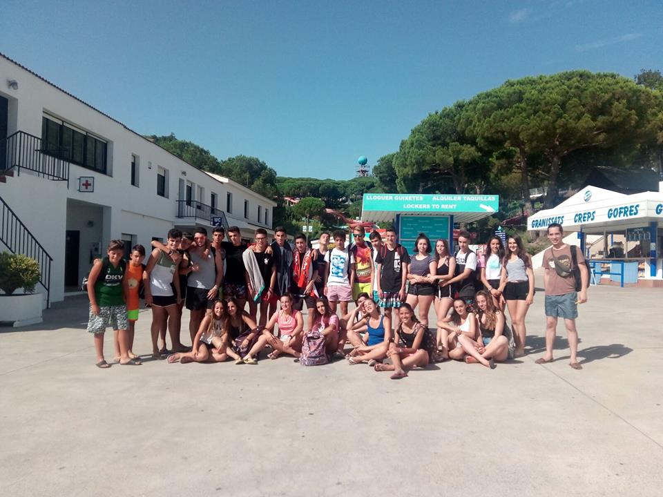 Grup de Joves de l'Activa't en la sortida a Water World (Facebook Local Jove Can Batlle)