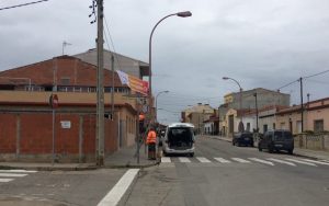 La Brigada Municipal retirant una pancarta. FOTO:ERC