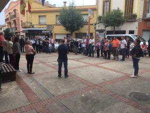 Concentració de rebuig a la violència policial davant de l'Ajuntament de PLF - Ràdio Palafolls