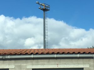 Una de les quatre banderes penjades als focus del Palastadium - Ràdio PLF