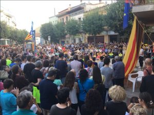 Concentració de rebuig a la violència policial, ahir davant l'Ajuntament de PLF - Foto: Ràdio PLF