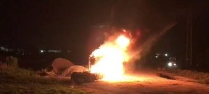 La tractora cremada aquesta nit al polígon d'en Puigvert - Bombers de la Generalitat