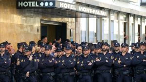 Policies davant de l'Hotel Mont-Palau de Pineda - Foto: Albert Gea / Reuters