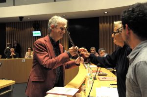 Mario Ros rep la vara d'alcalde de la mà de Marian Anguita, presidenta de la Mesa d'Edat - (Javier Calvete)