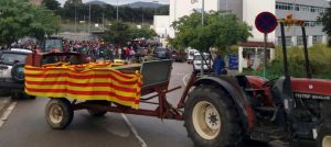 Tractors a l'entrada de l'Institut de PLF el dia 1 d'octubre - Diari de Girona