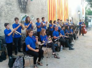 La Mar, asseguda a primer pla, amb la Cobla Palafolls