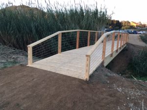 El pont salva la riera de la Burgada i facilita l’accés a la zona escolar - (Ràdio PLF)