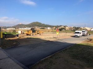 Obres de pavimentació del pàrquing aquest matí. RP