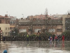 Escolars jugant amb la neu. Mas Prats